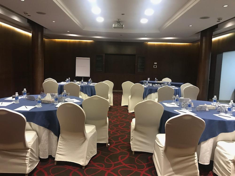 卡尔顿埃尔莫埃贝德酒店 达曼 外观 照片 Meeting room