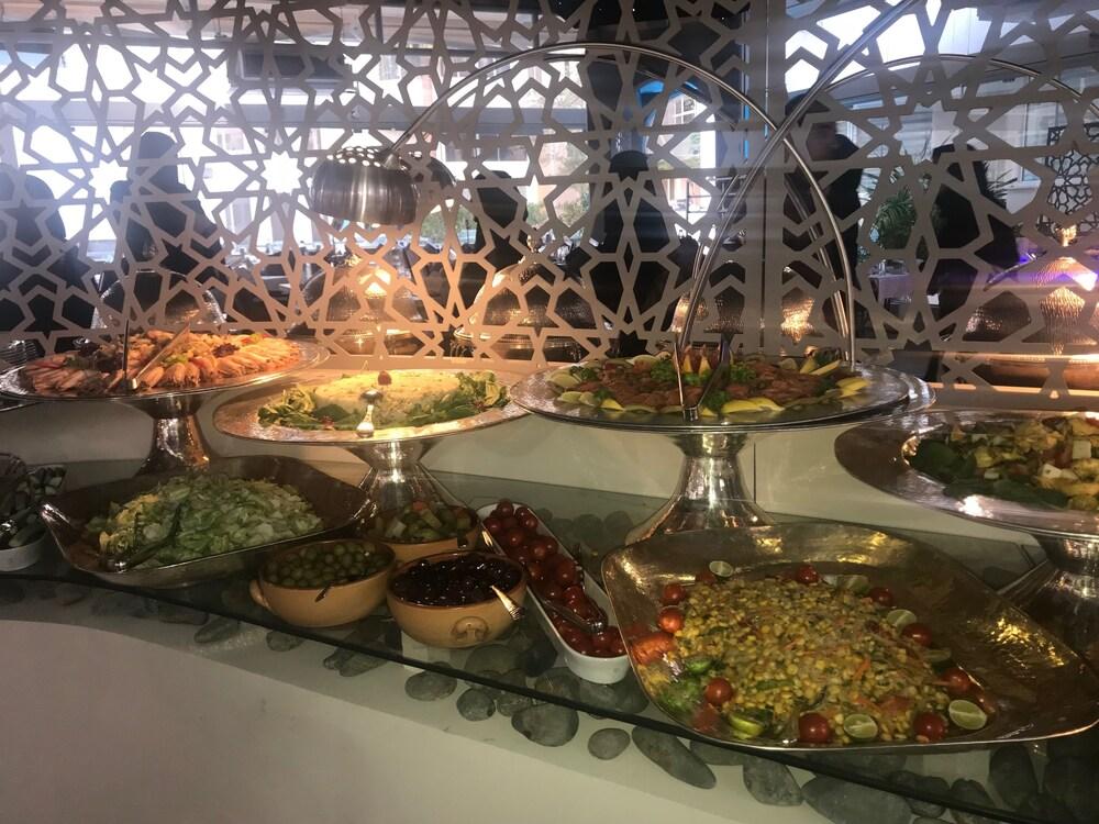 卡尔顿埃尔莫埃贝德酒店 达曼 外观 照片 A selection of meze at a restaurant in Nicosia, Cyprus