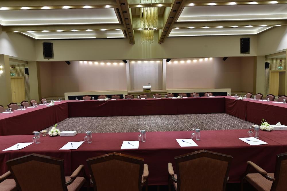 卡尔顿埃尔莫埃贝德酒店 达曼 外观 照片 The conference room of the European University