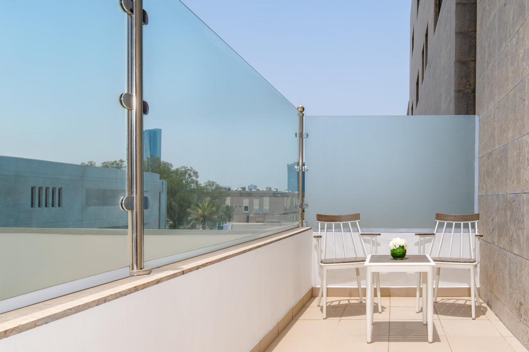 卡尔顿埃尔莫埃贝德酒店 达曼 外观 照片 A glass balustrade