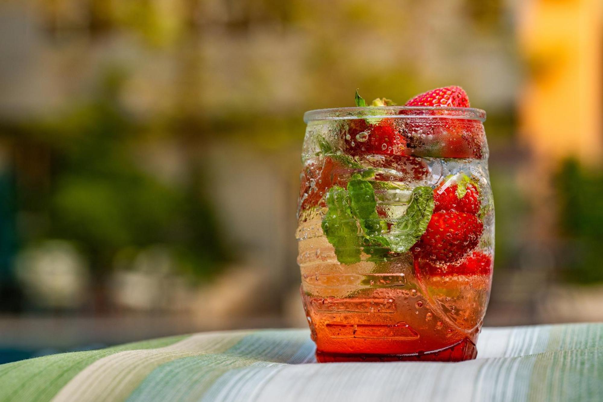 卡尔顿埃尔莫埃贝德酒店 达曼 外观 照片 A strawberry and mint caipirinha