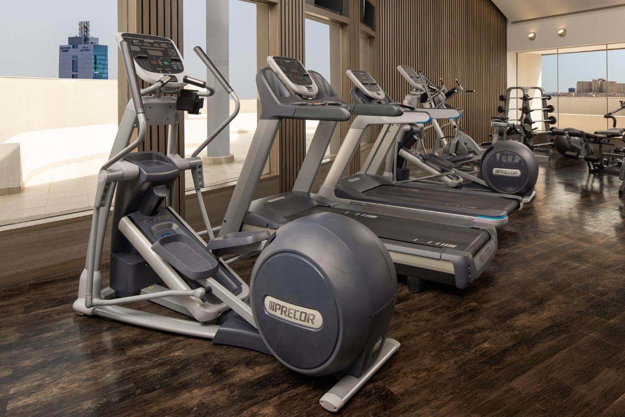 卡尔顿埃尔莫埃贝德酒店 达曼 外观 照片 A Precor elliptical trainer