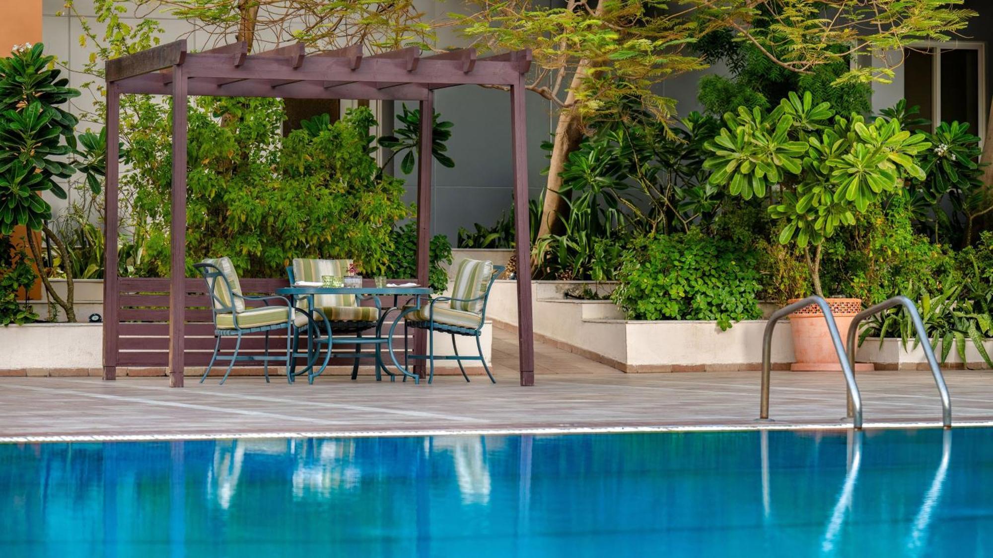 卡尔顿埃尔莫埃贝德酒店 达曼 外观 照片 The swimming pool at the hotel