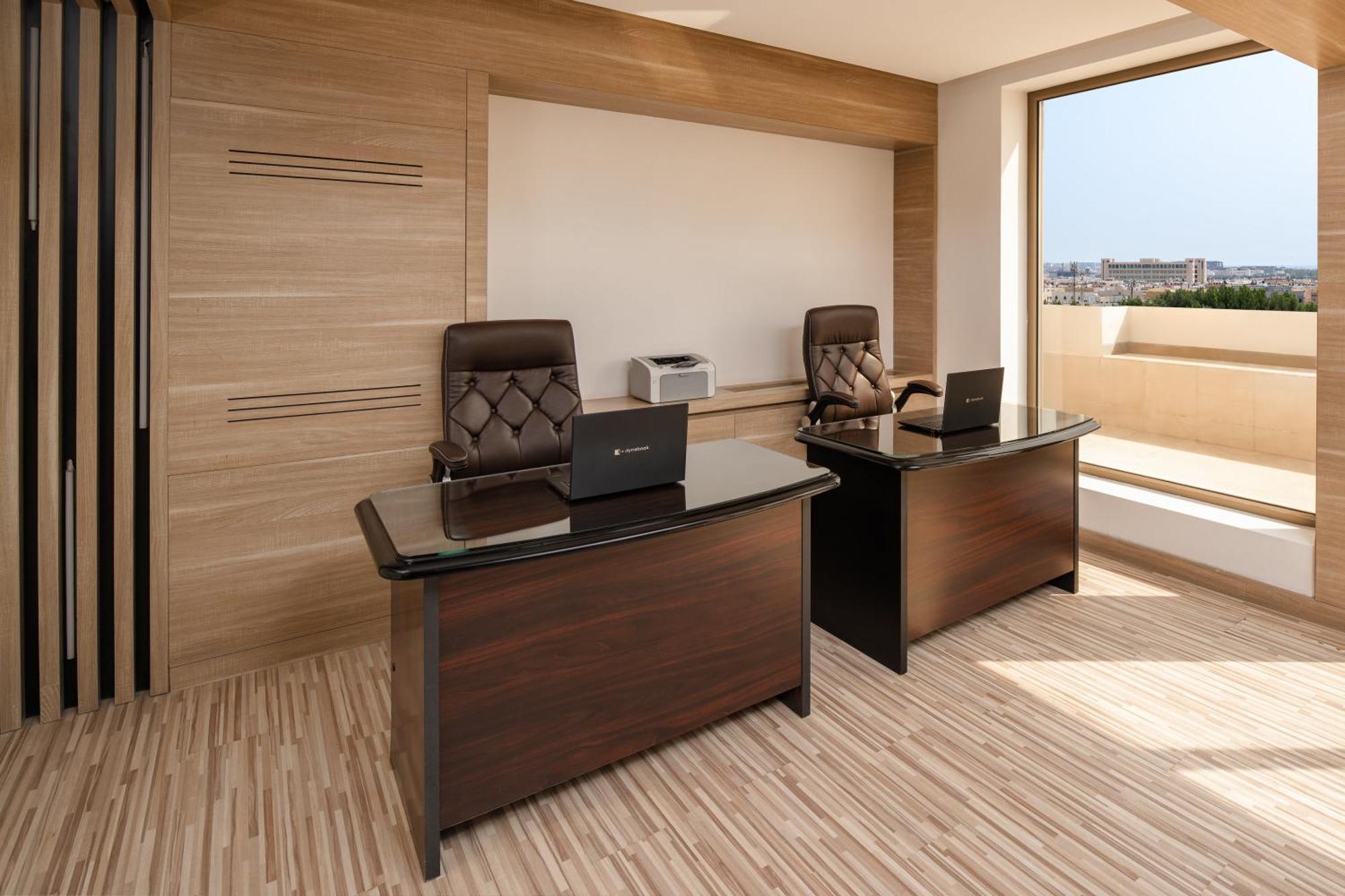 卡尔顿埃尔莫埃贝德酒店 达曼 外观 照片 Office interior design