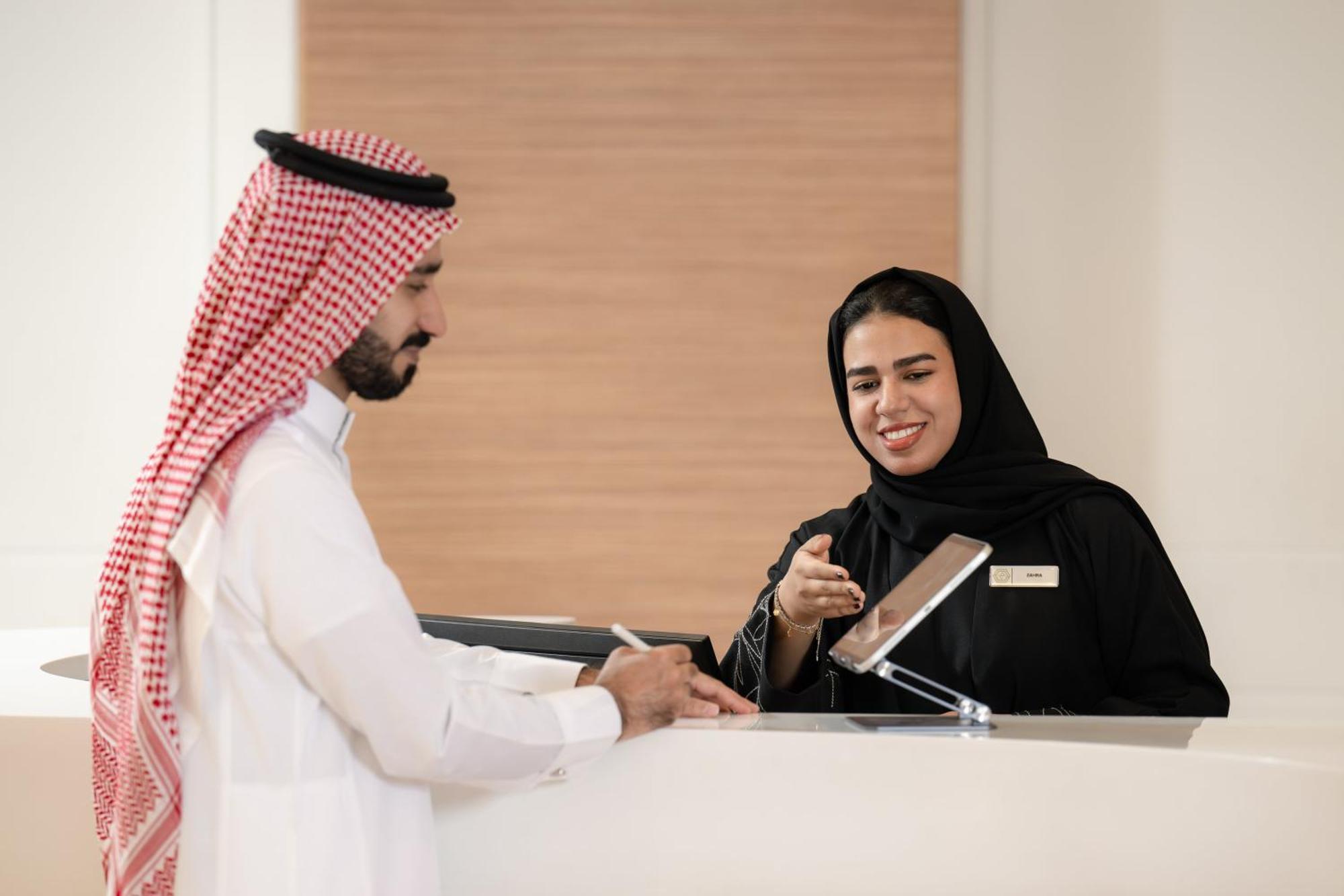 卡尔顿埃尔莫埃贝德酒店 达曼 外观 照片 A Saudi Arabian woman working at a hotel