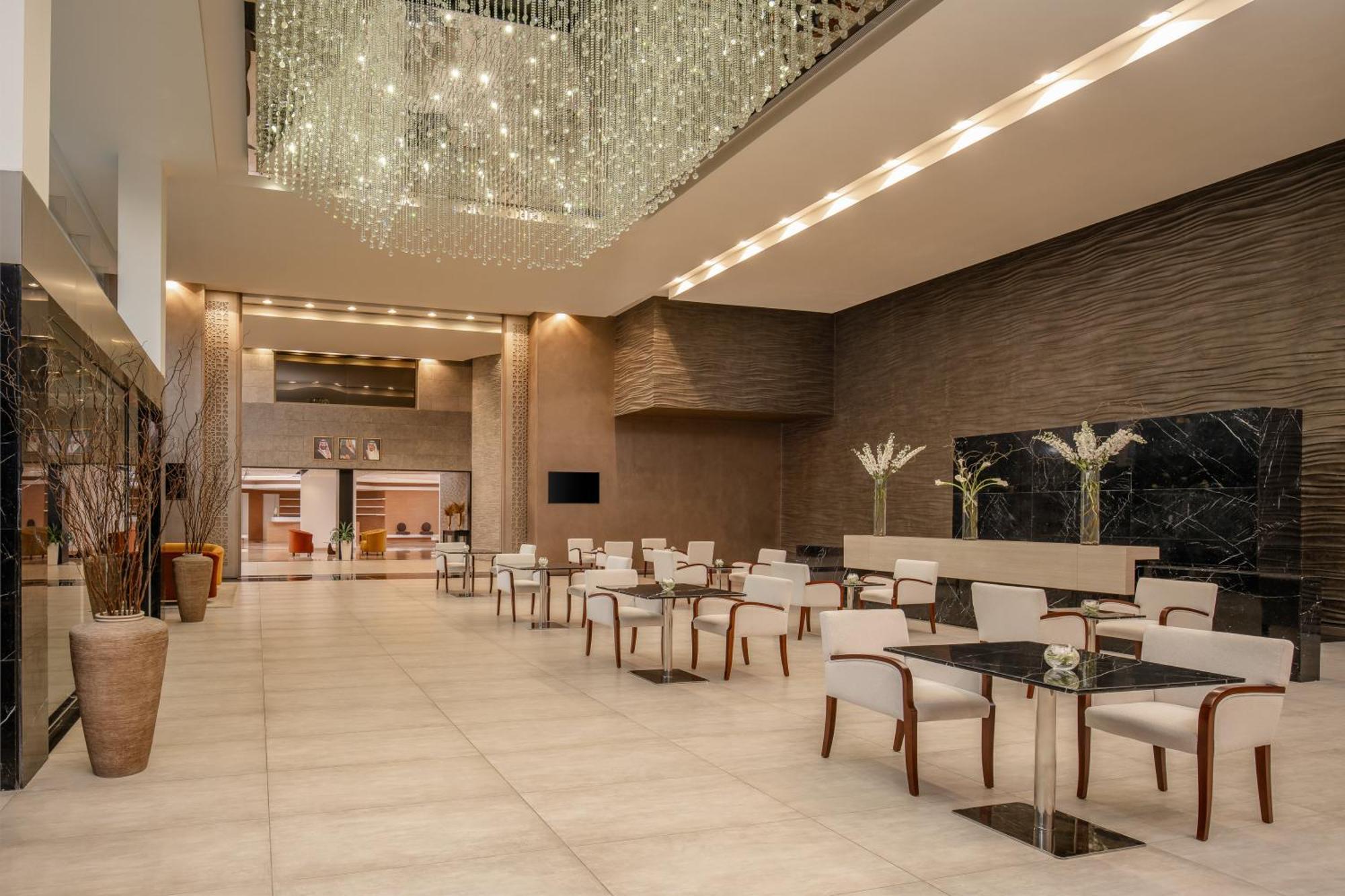 卡尔顿埃尔莫埃贝德酒店 达曼 外观 照片 The lobby