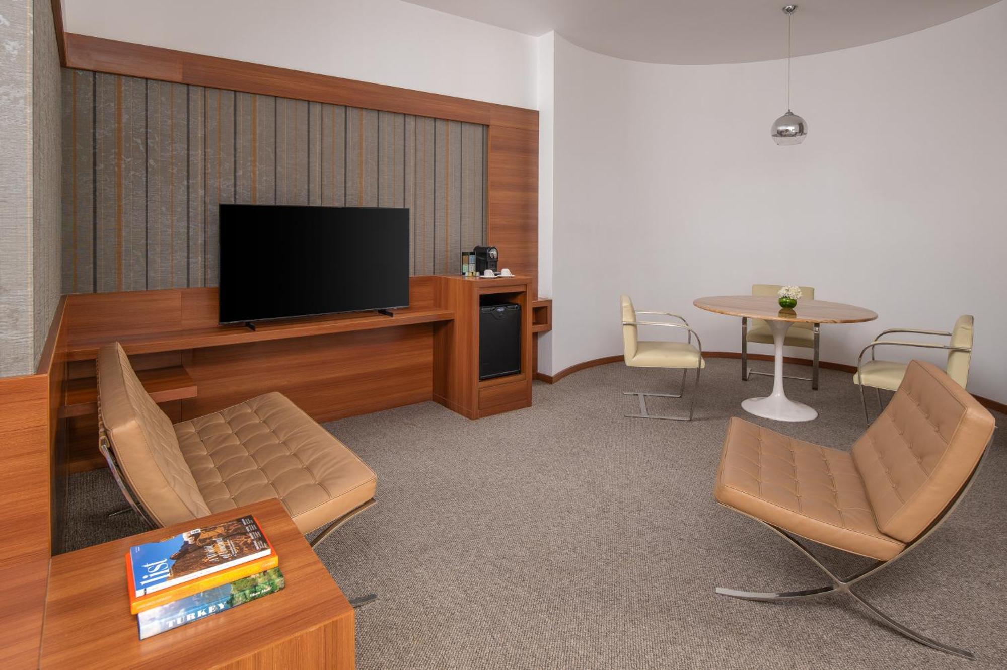 卡尔顿埃尔莫埃贝德酒店 达曼 外观 照片 A suite at the hotel
