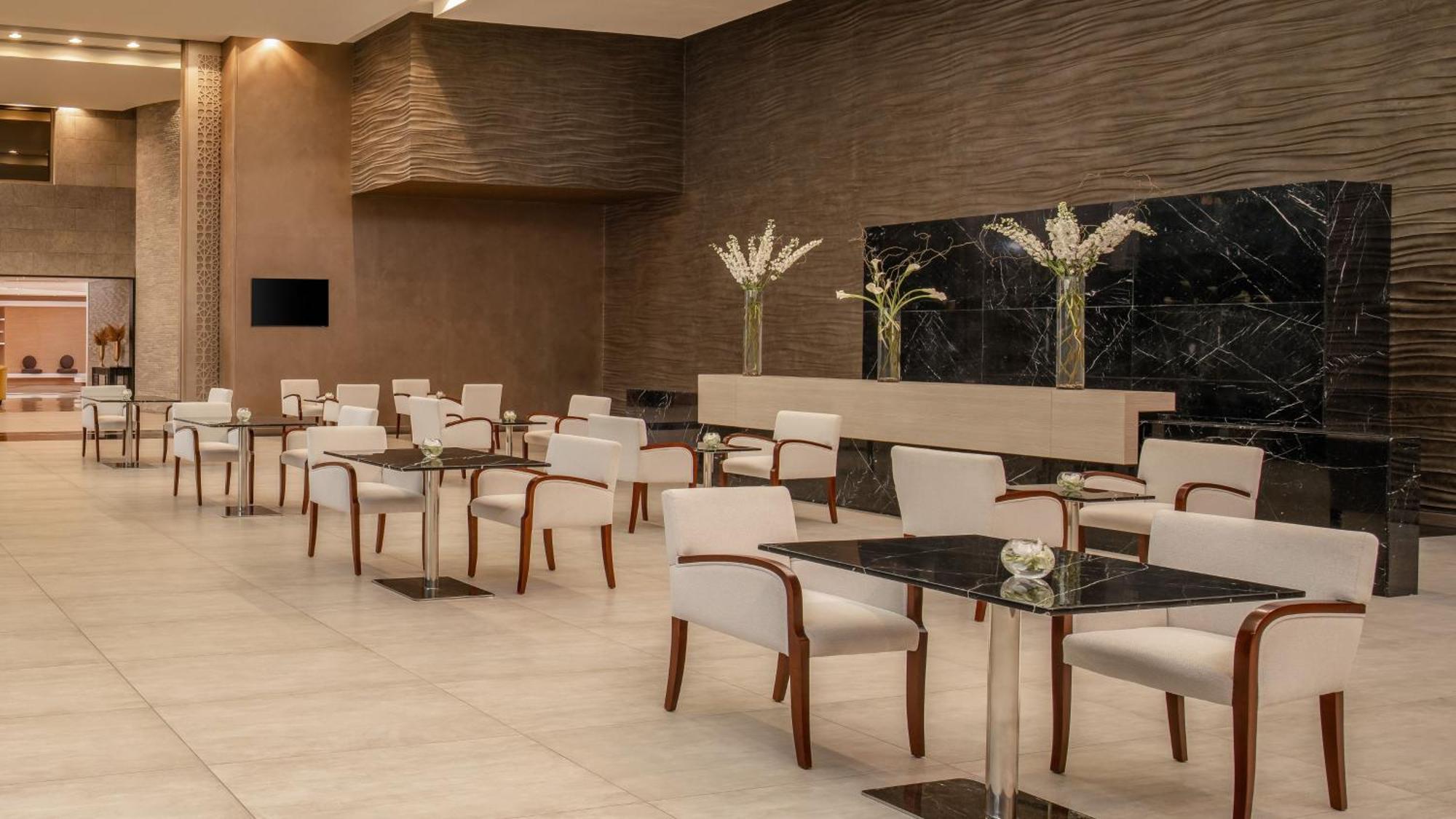 卡尔顿埃尔莫埃贝德酒店 达曼 外观 照片 The lounge at the airport