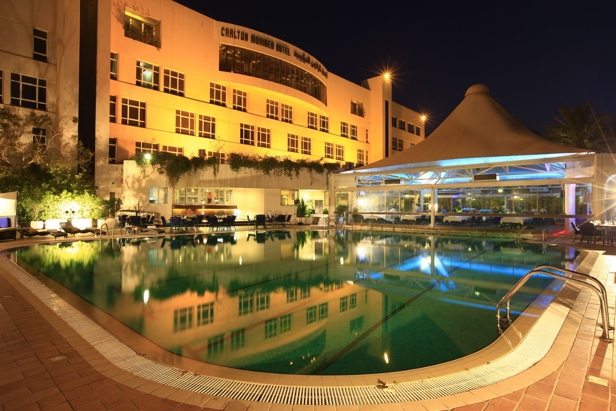 卡尔顿埃尔莫埃贝德酒店 达曼 外观 照片 The swimming pool at the hotel